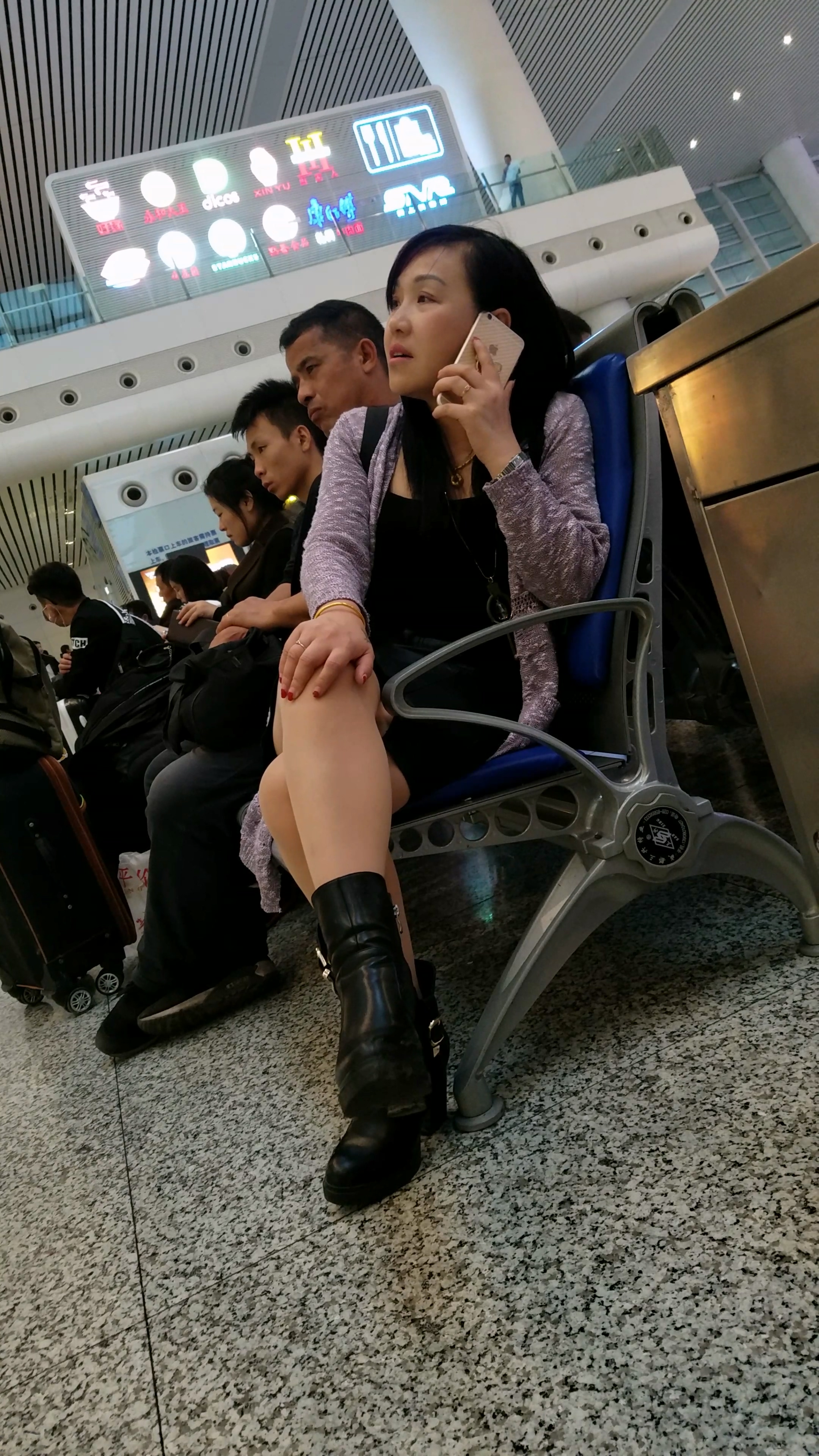 [4K高清视频]黑色连衣裙肉色丝袜黑色高跟少妇车站等车-日更街拍