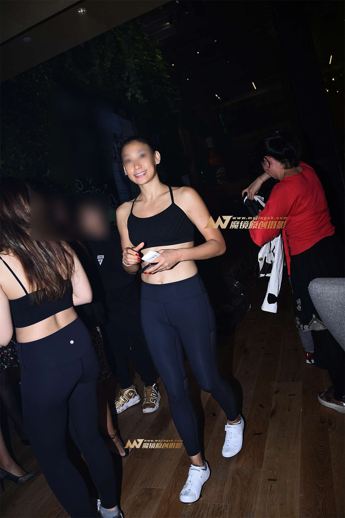 黑色紧身裤-日更街拍