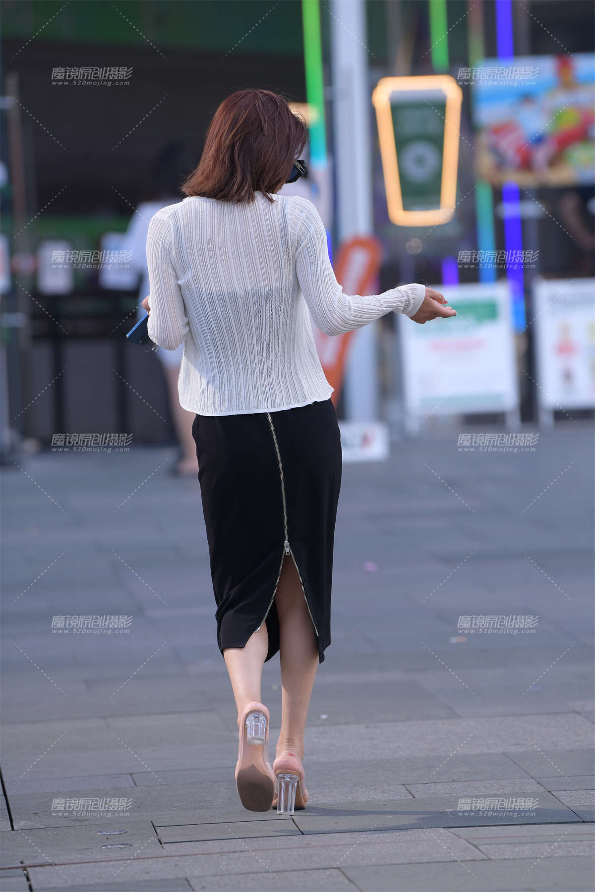 图片[2]-深V靓丽的美女-日更街拍