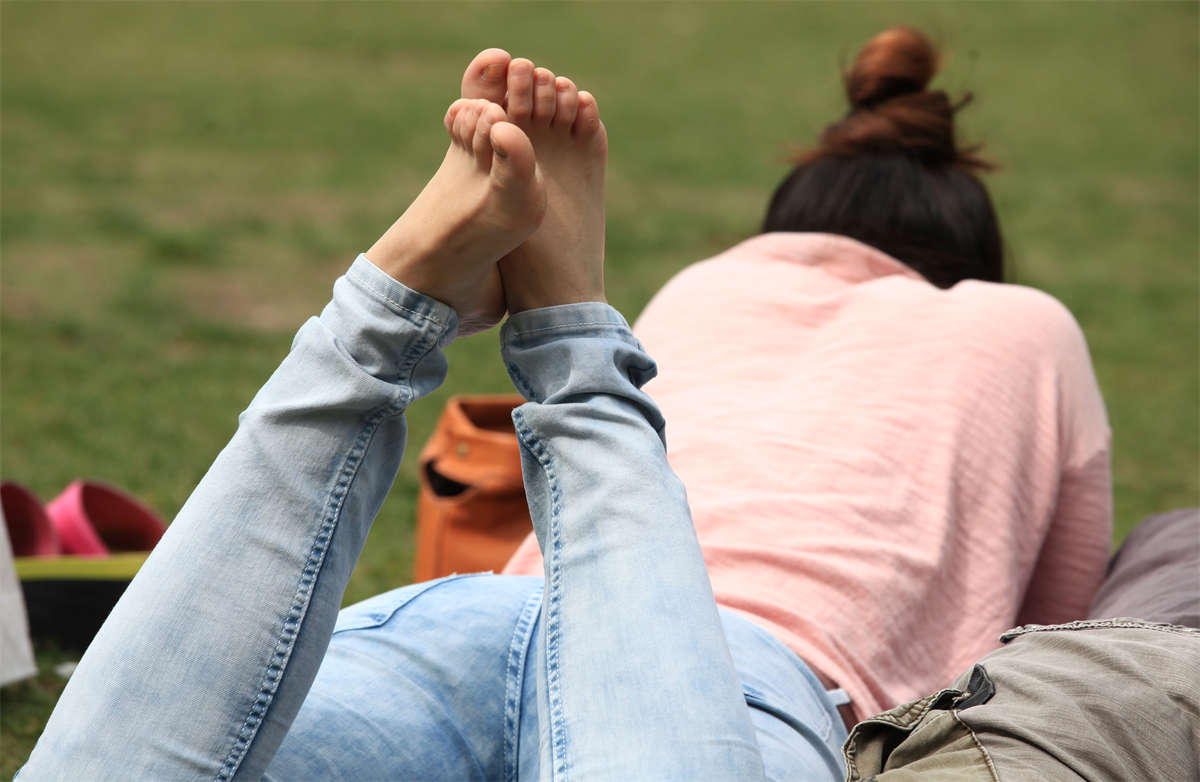 图片[2]-踏青公园街拍系列No.1024 放得开的大眼妹子，让人看看足底真的不算事-日更街拍