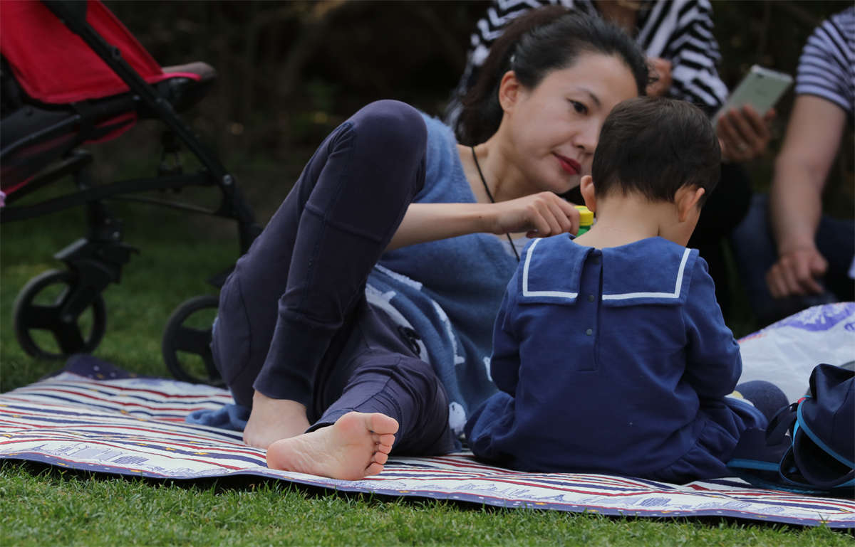 图片[2]-踏青公园街拍系列No.1728 花钱也难请的美人美足，各种诱惑姿势像是为你摆拍 第2套-日更街拍