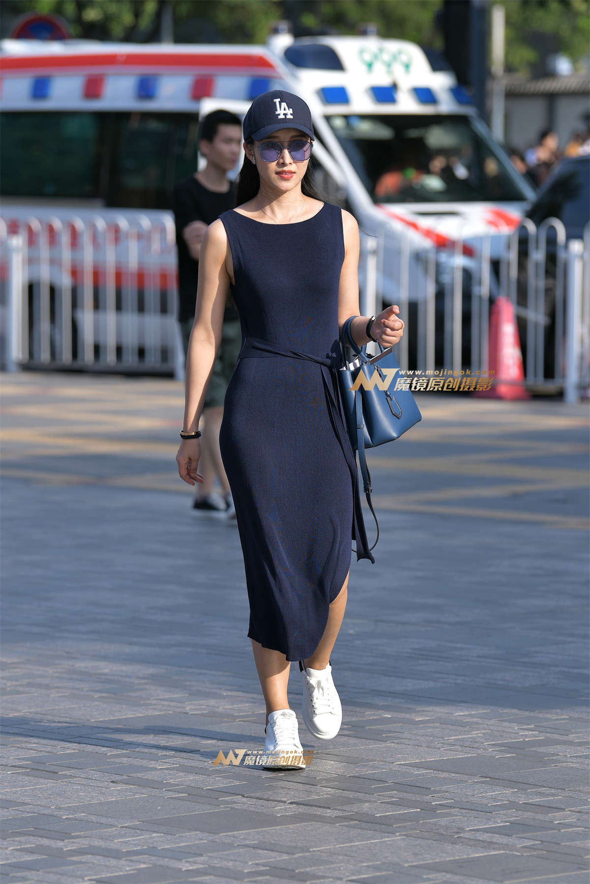 图片[2]-【红石赛帖】紧身长裙性感少妇-日更街拍