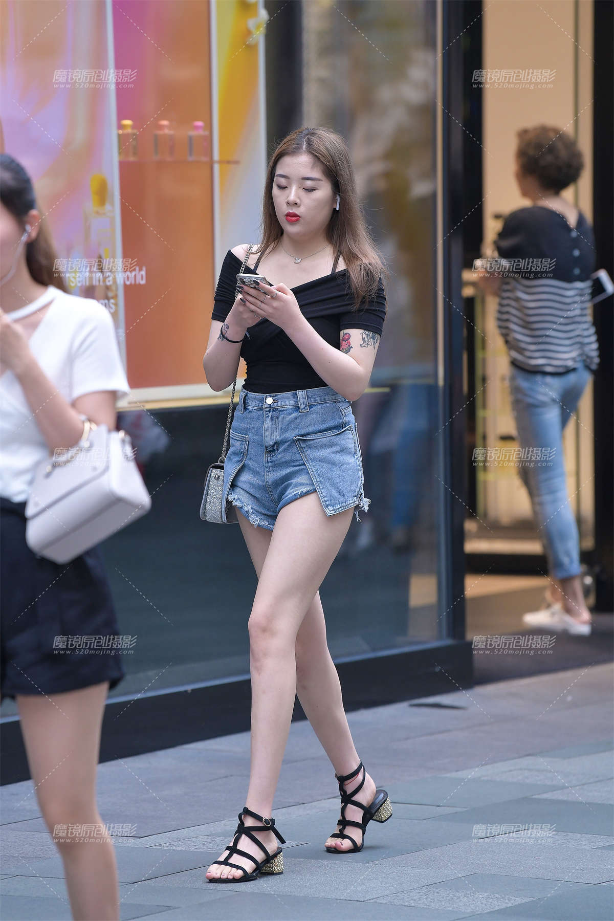 夏天的热裤大白腿就是好看-日更街拍