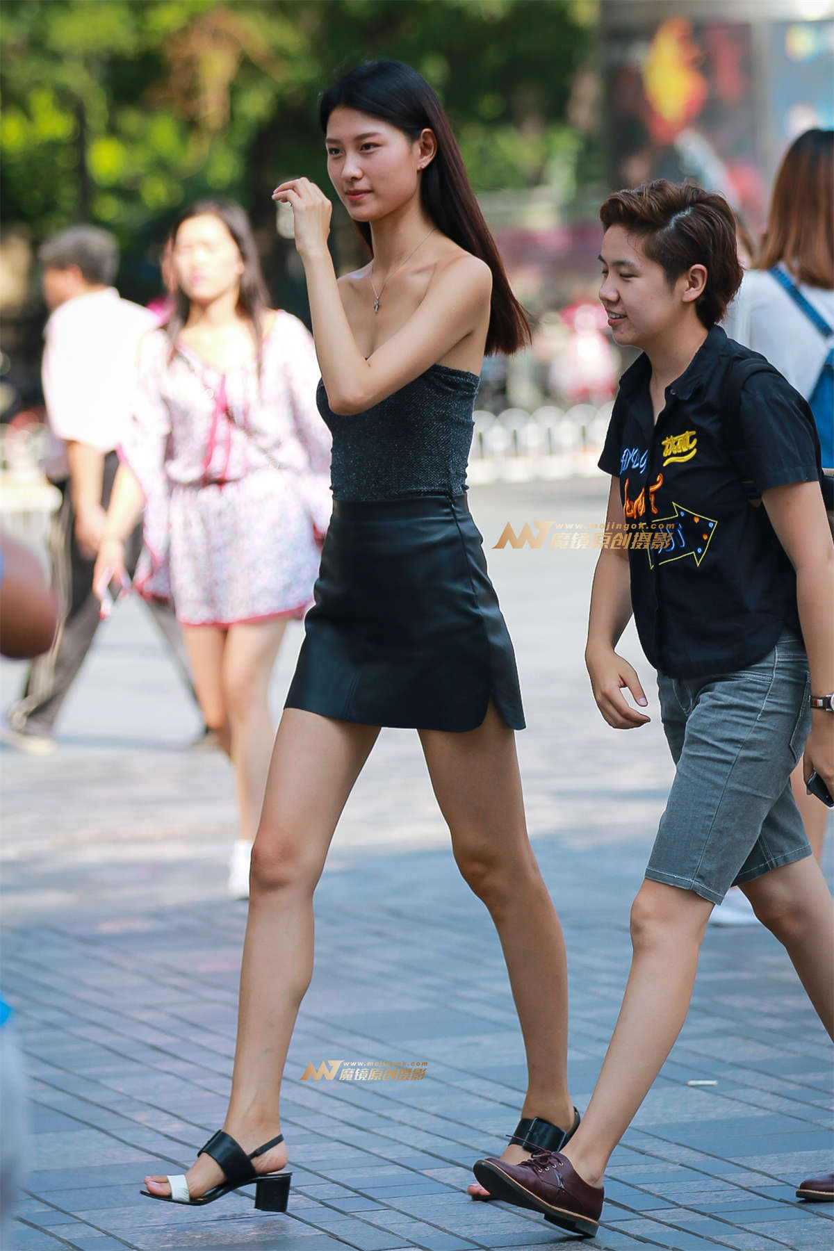 抹胸一字肩上衣搭配黑色小皮裙，更显完美身材-日更街拍