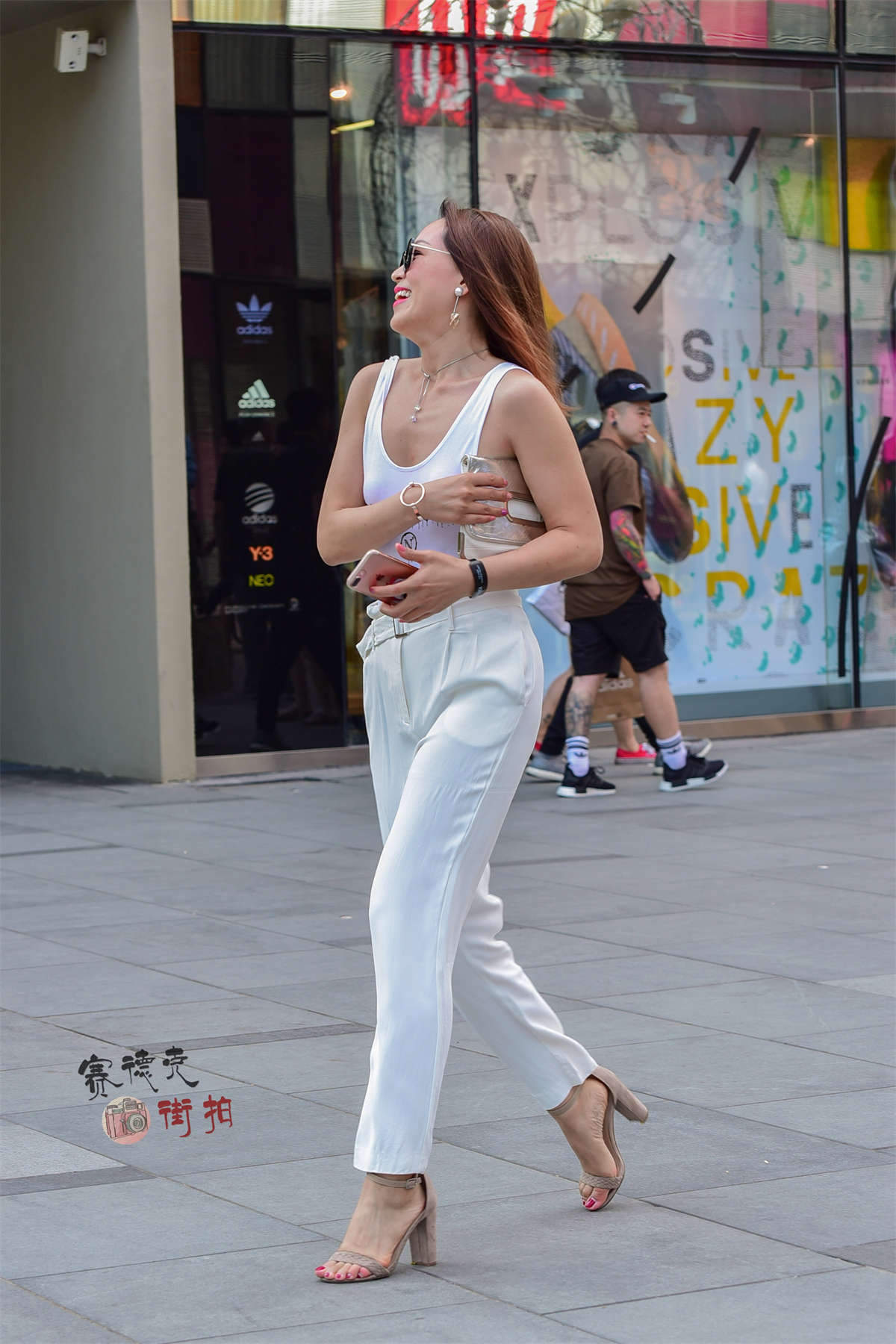 8.21 时尚 霸气外露的裸背女郎-日更街拍