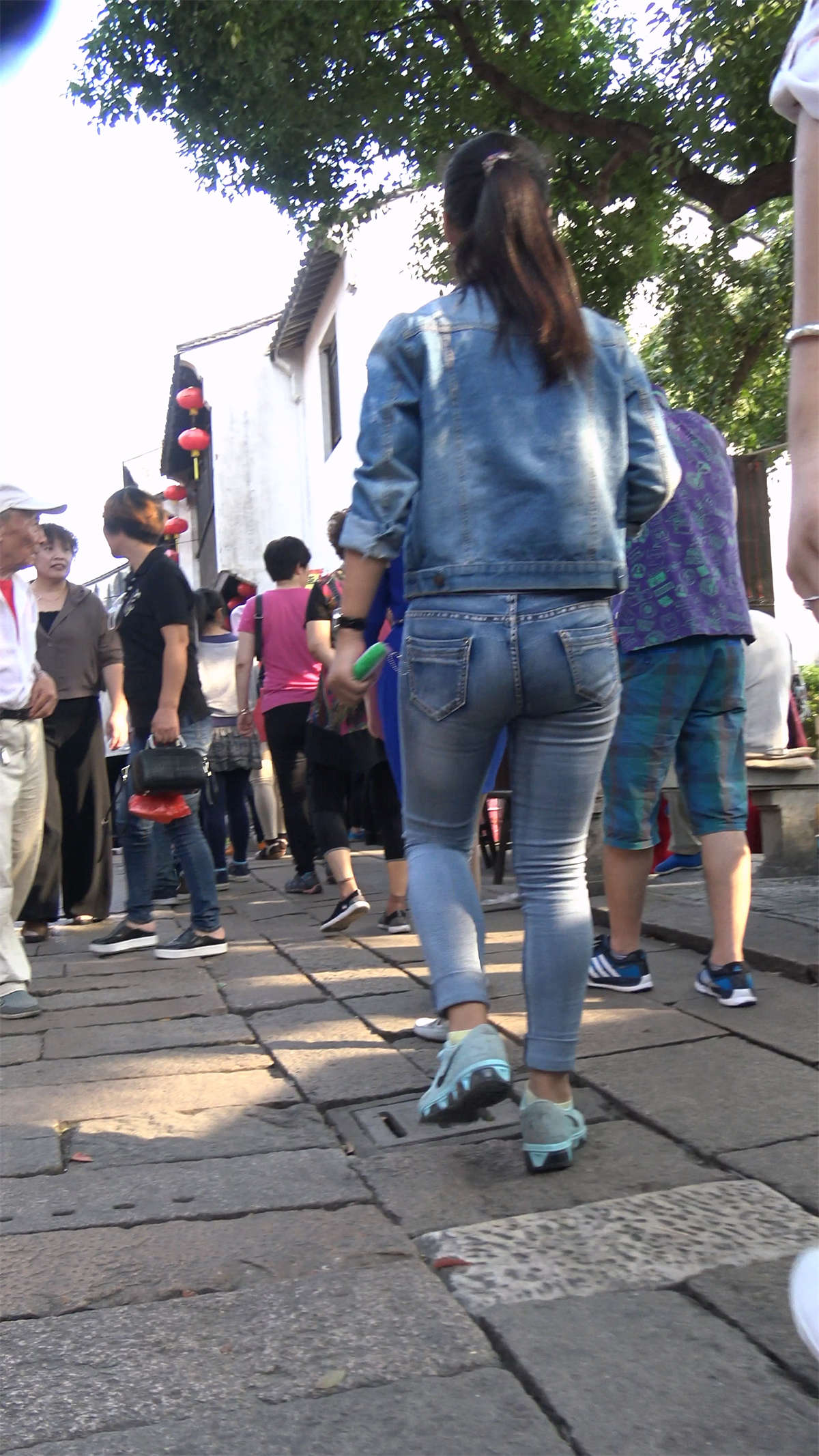 图片[2]-超级丰臀紧身蓝色牛仔裤牛仔外套美眉-日更街拍