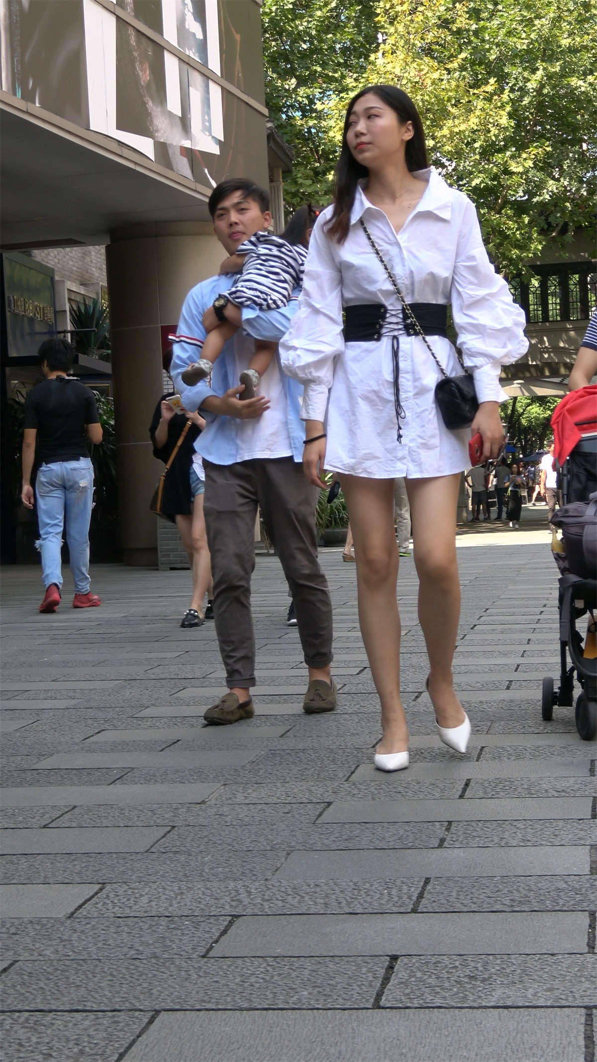 天生丽质白色连衣裙美腿气质小姐姐-日更街拍