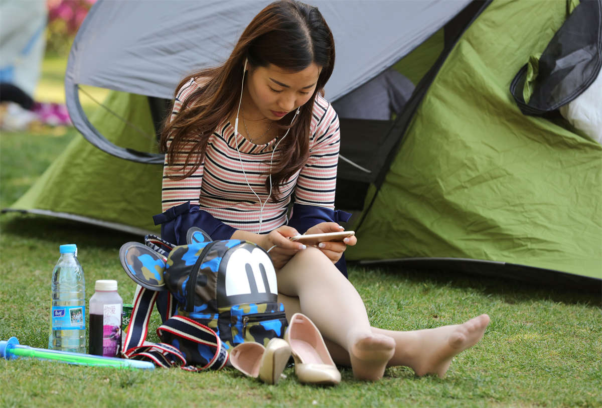 图片[2]-踏青公园街拍系列No.797 漂亮少妇，短裙长丝，脱下高跟让你看够一个下午 第2套-日更街拍