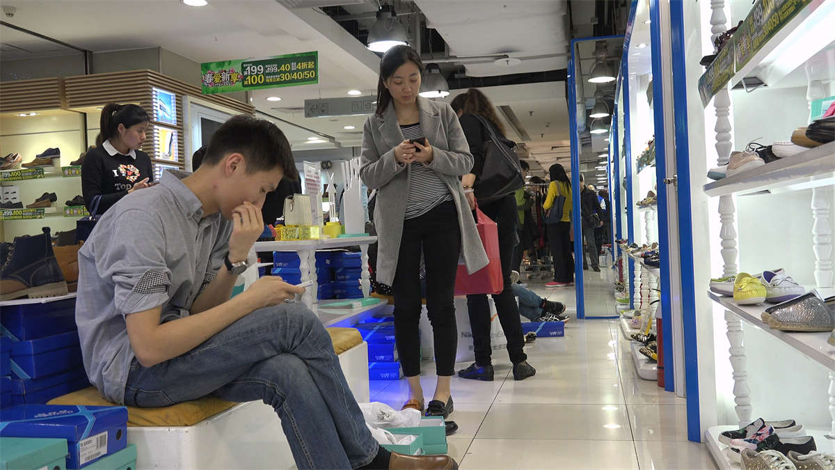 图片[2]-主人公MM身材，长相，脚型都不错-日更街拍