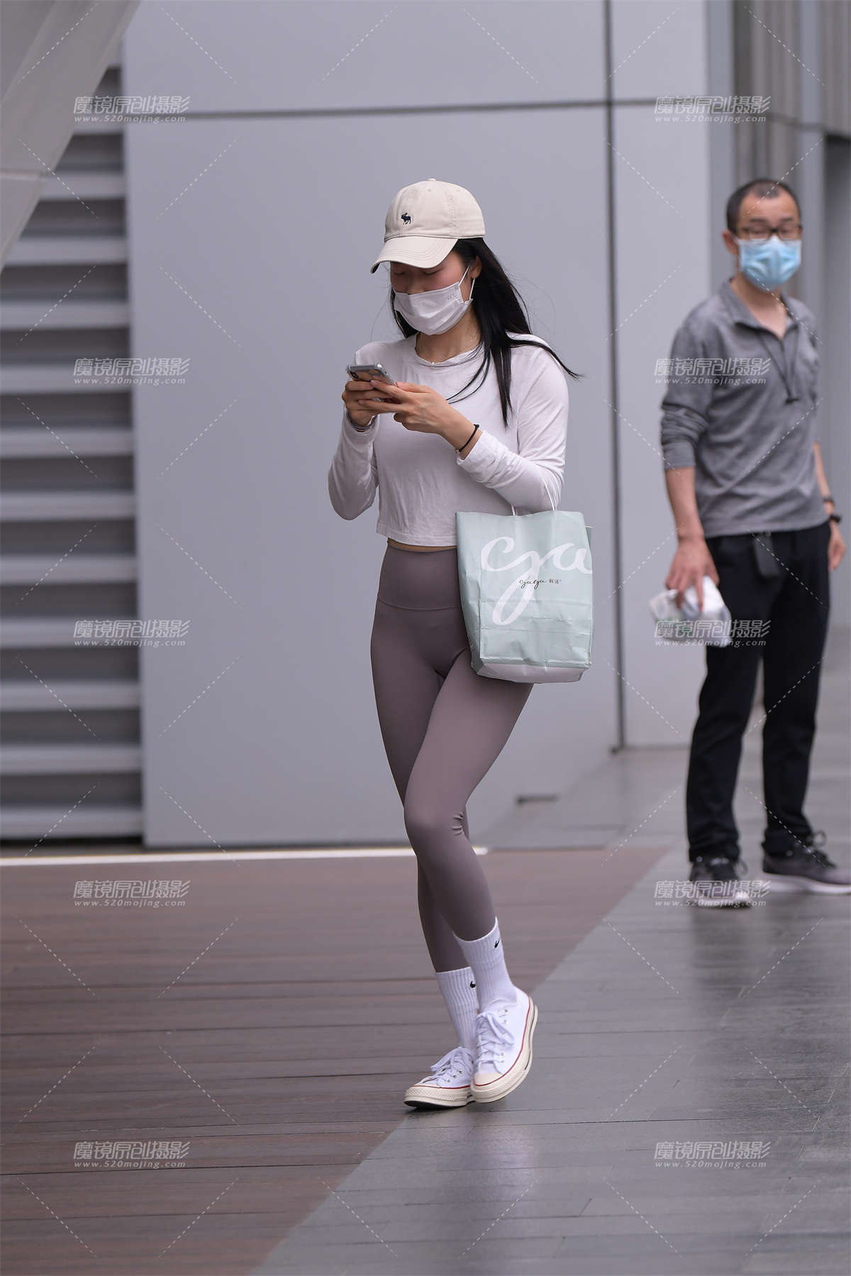 好紧的紧身裤-日更街拍