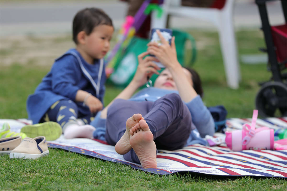 图片[2]-踏青公园街拍系列No.1729 花钱也难请的美人美足，各种诱惑姿势像是为你摆拍 第4套-日更街拍