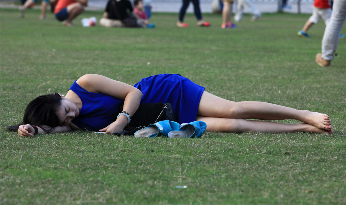 图片[2]-踏青公园街拍系列No.1025 本人街拍史上出镜最多的姑娘，最后一次长腿裸足封镜出场-日更街拍