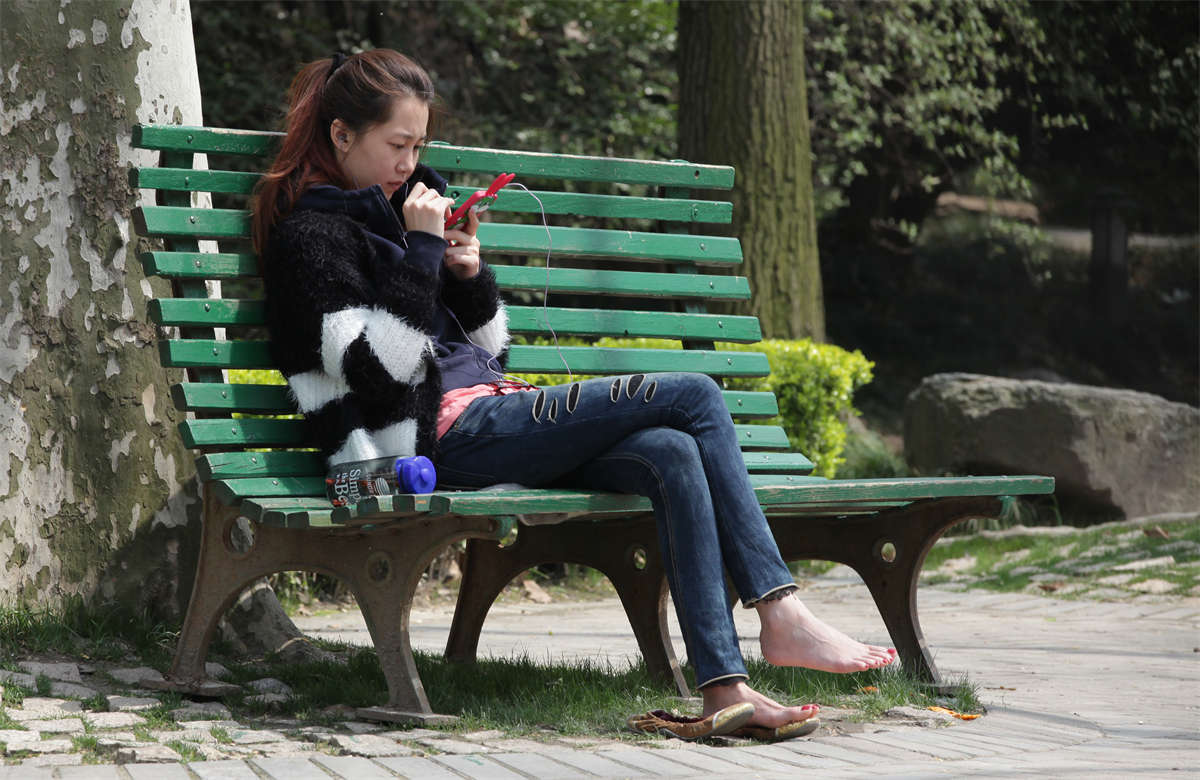 图片[2]-踏青公园街拍系列No.954 这双美脚让我钟情整整一年-日更街拍