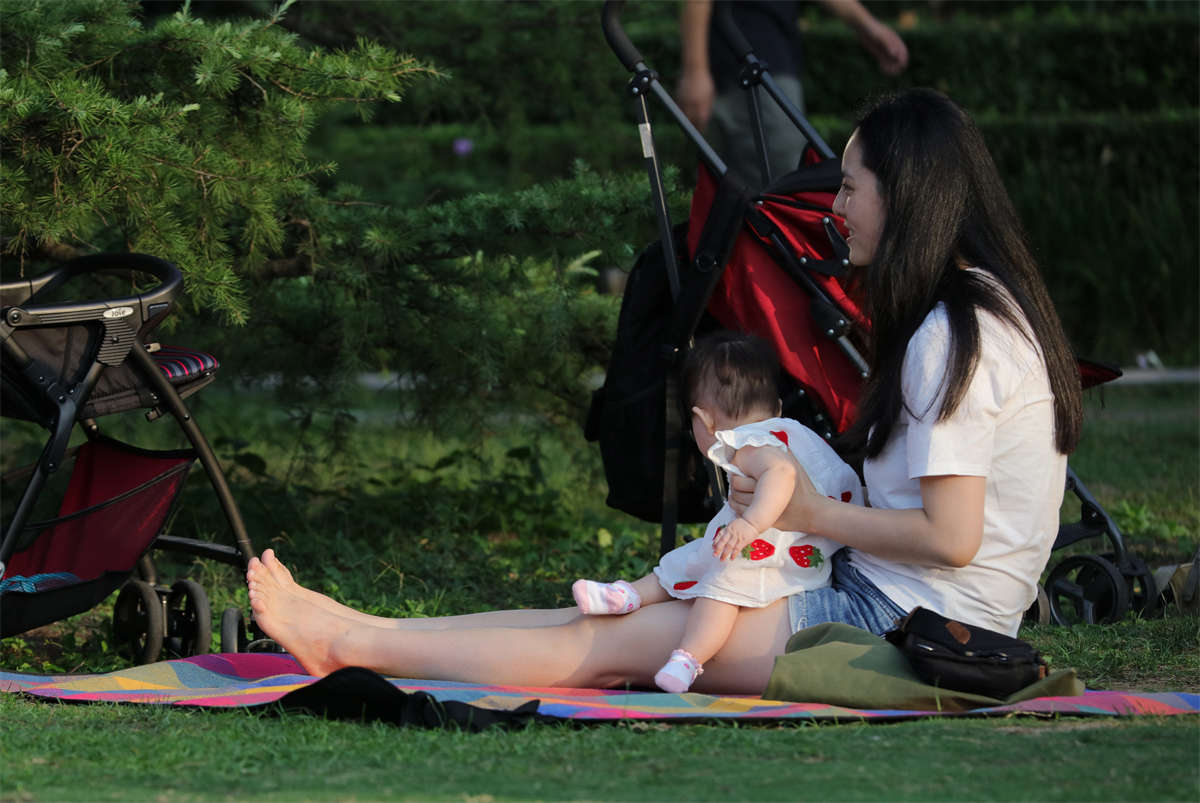 图片[2]-踏青公园街拍系列No.1218 温柔少妇盘腿露出足底-日更街拍