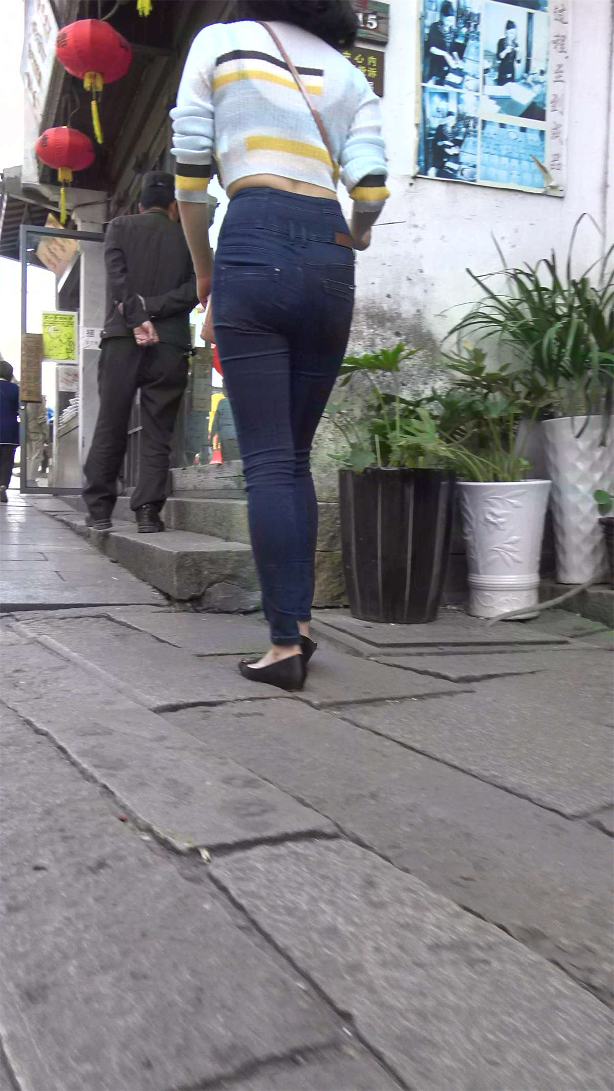 丰臀紧身牛仔裤性感街拍美女姐姐-日更街拍