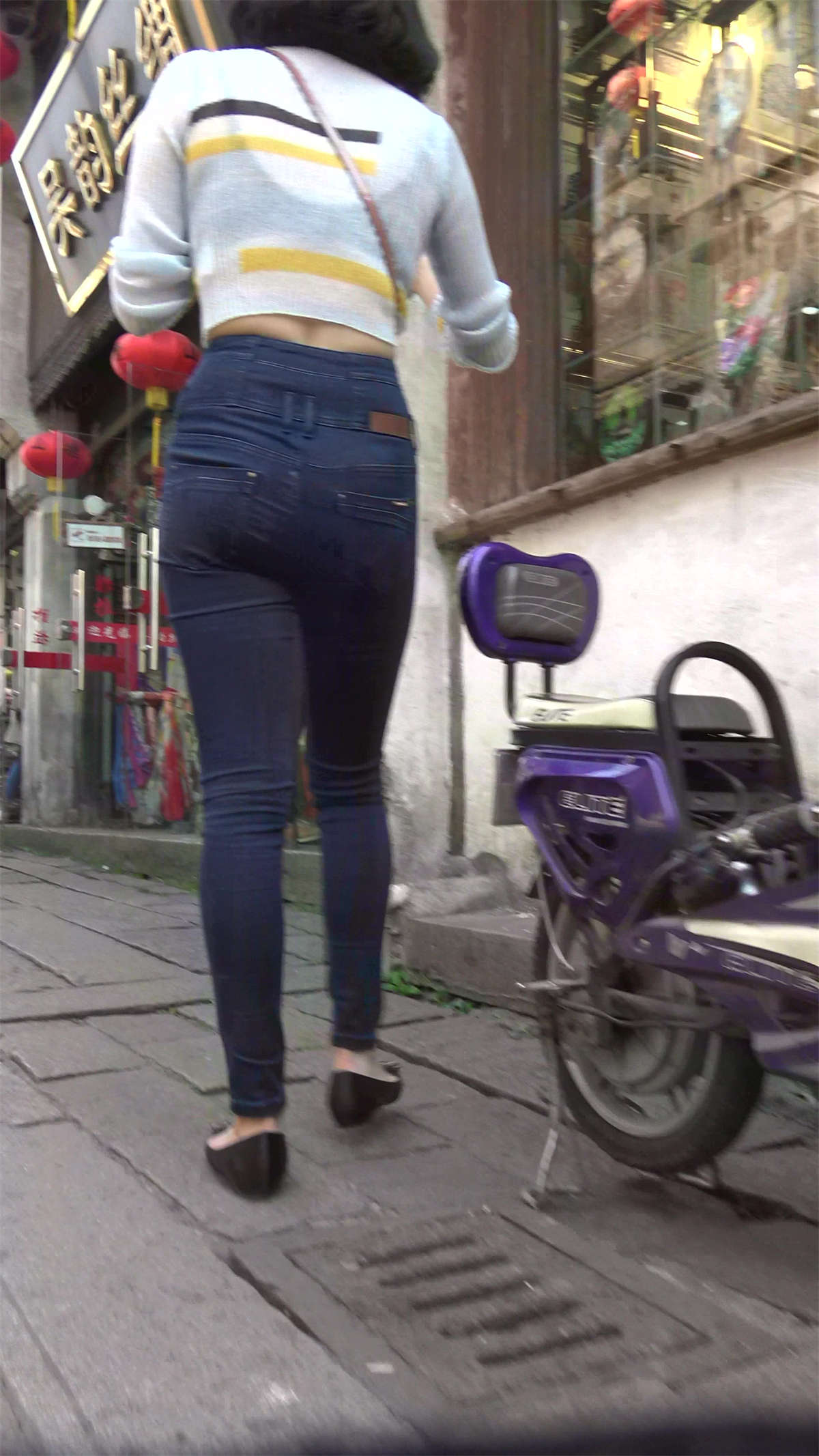 图片[2]-丰臀紧身牛仔裤性感街拍美女姐姐-日更街拍