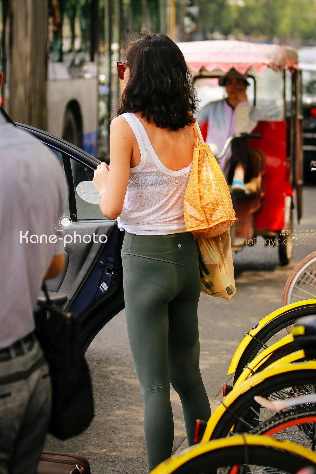 很少见的紧身瑜伽裤-日更街拍