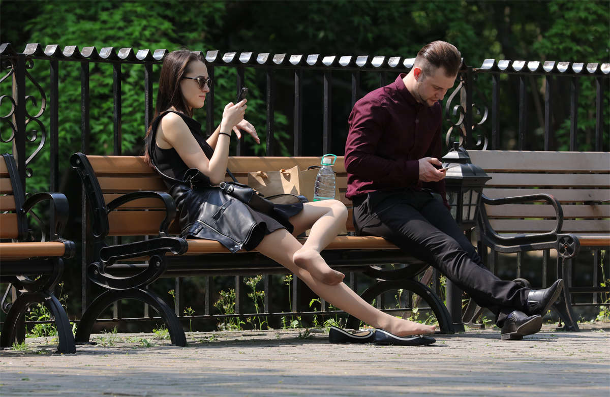 图片[2]-踏青公园街拍系列No.798 漂亮洋妞，长腿长丝脱鞋露脚是什么感觉？-日更街拍