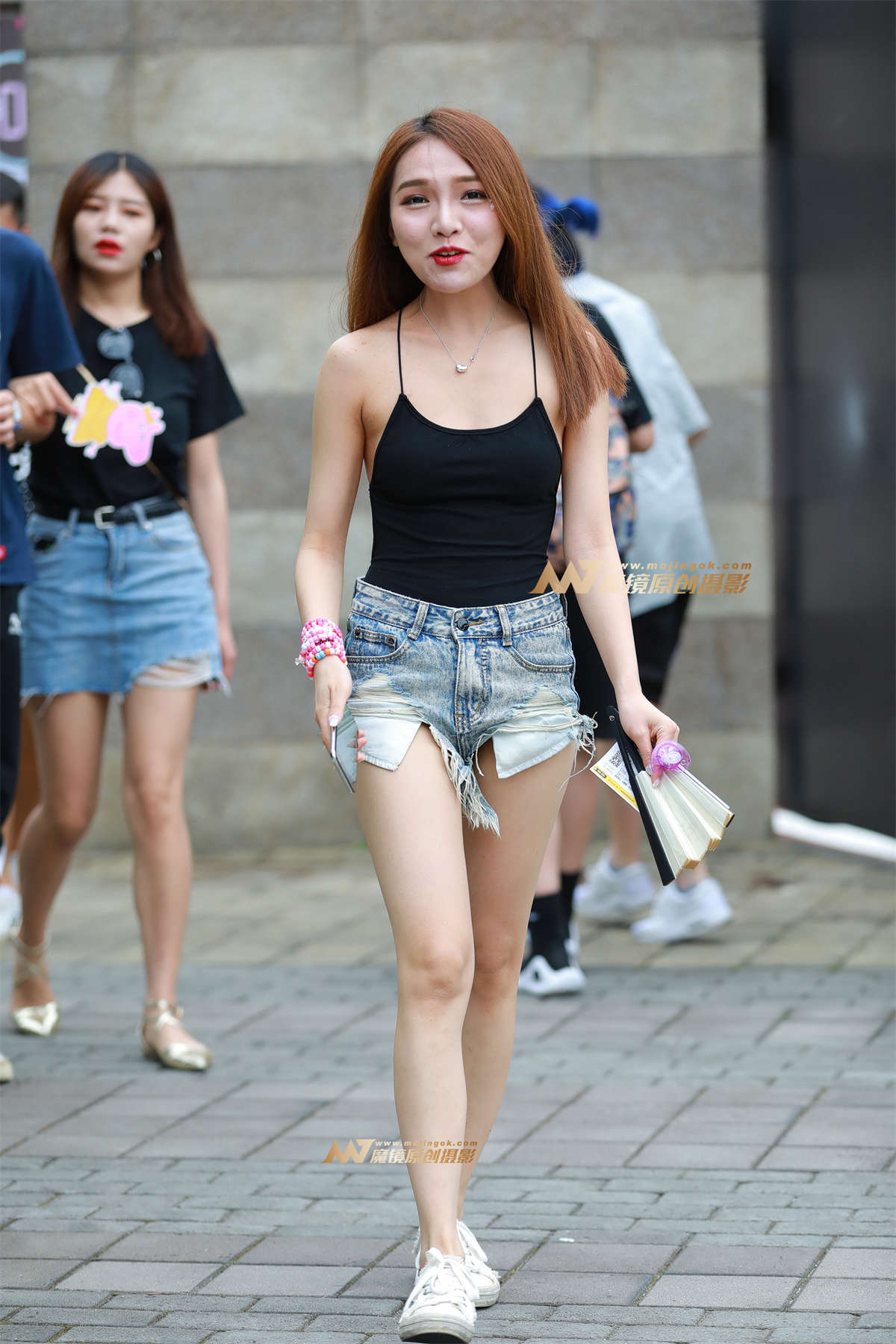 【视觉冲击赛帖】性感热裤，美背小吊带美眉-日更街拍