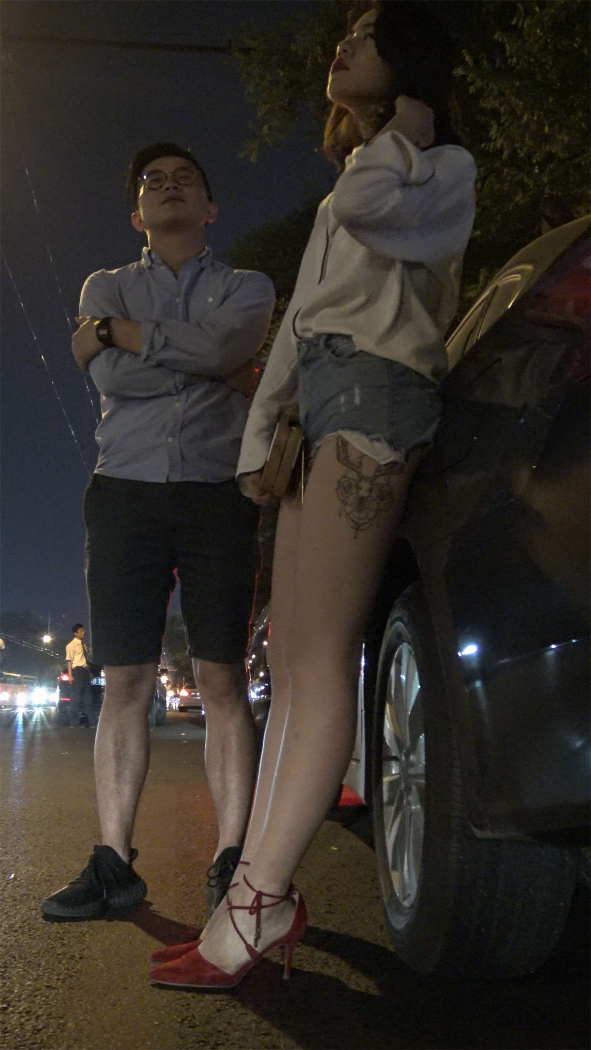图片[2]-夜晚等车的超短热裤女神-日更街拍