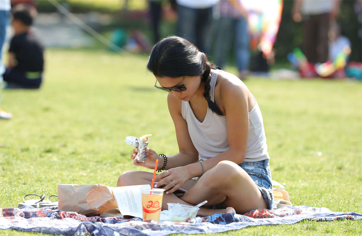 图片[2]-踏青公园街拍系列No.1730 道具出场，气垫床助健美女生脸脚同框出镜 第1套-日更街拍