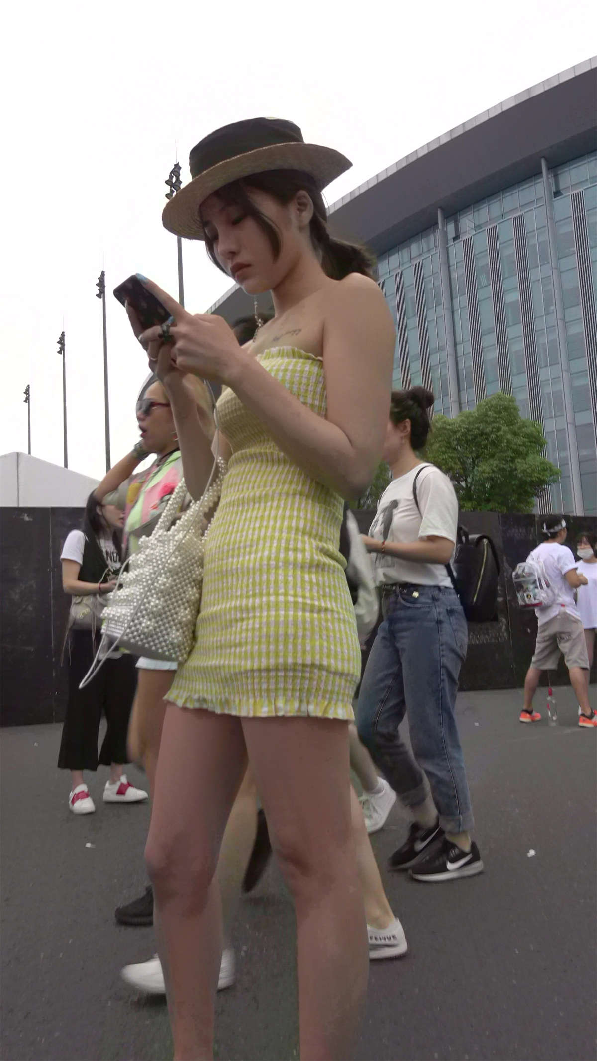 图片[2]-黄色吊带裙漂亮MM-日更街拍