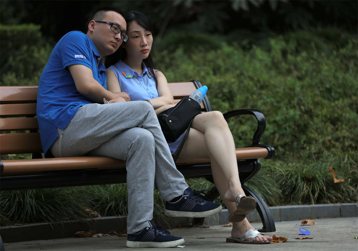 图片[2]-踏青公园街拍系列No.1219 热恋中的女孩温情可人-日更街拍