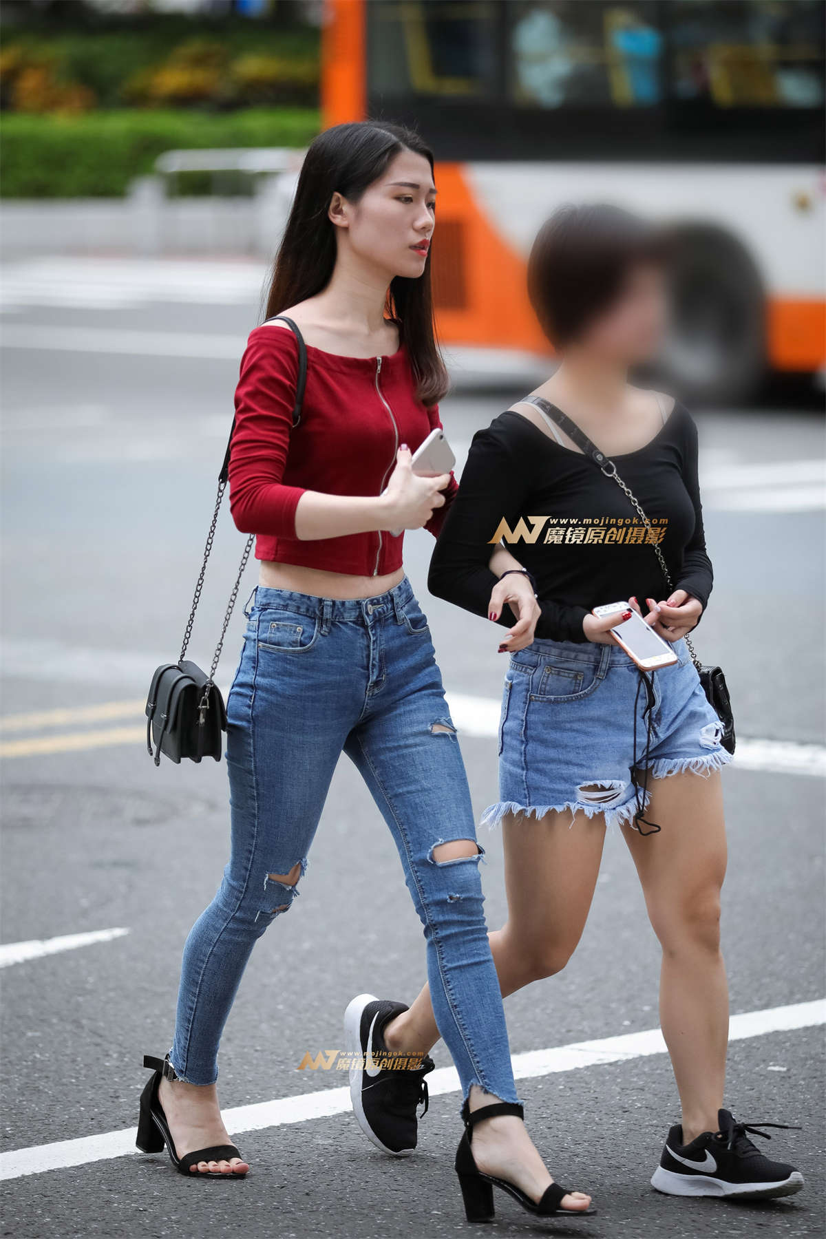 牛仔紧身美女,笑起来很甜美-日更街拍