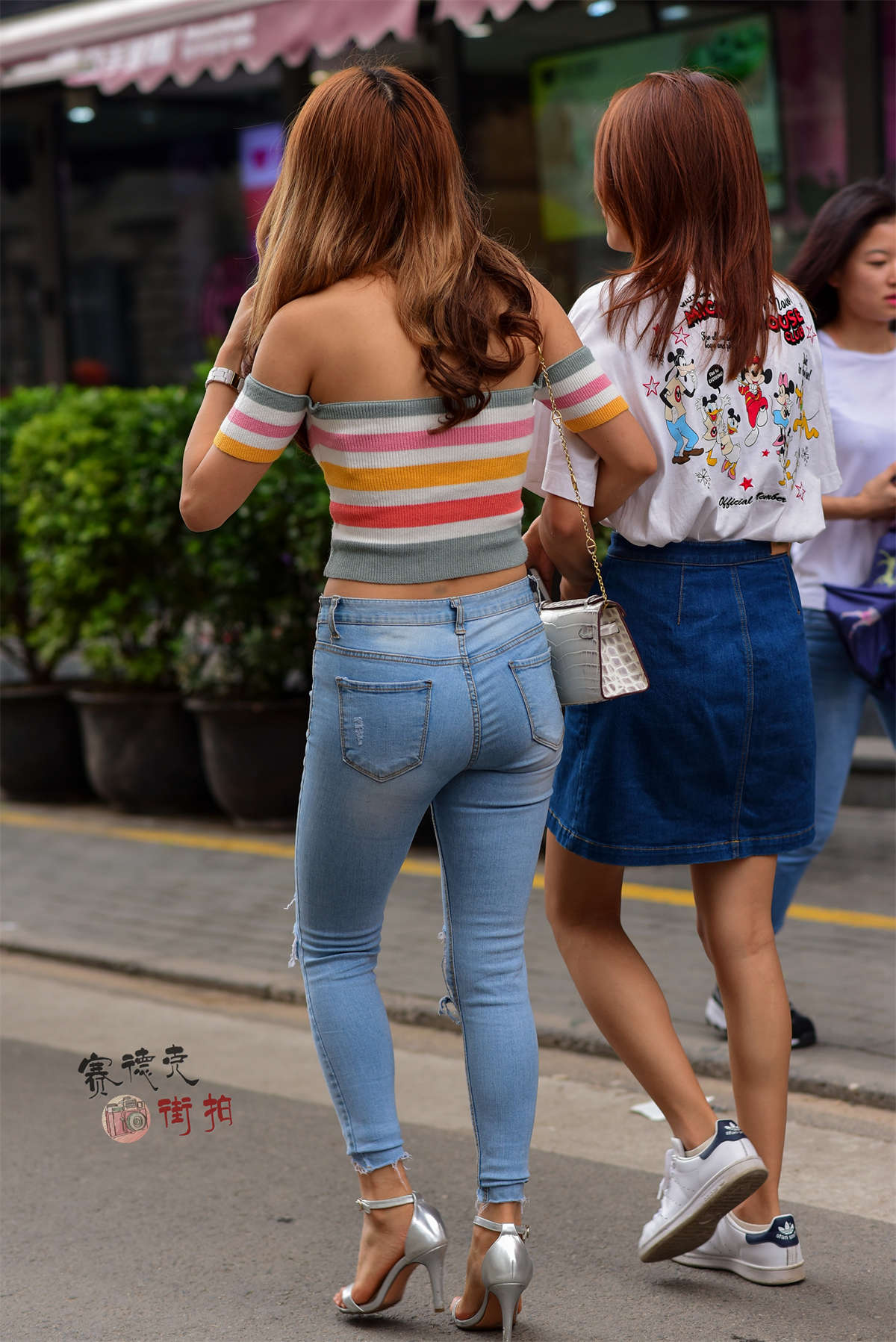 图片[2]-8.24 抹胸装破洞牛仔裤女孩-日更街拍