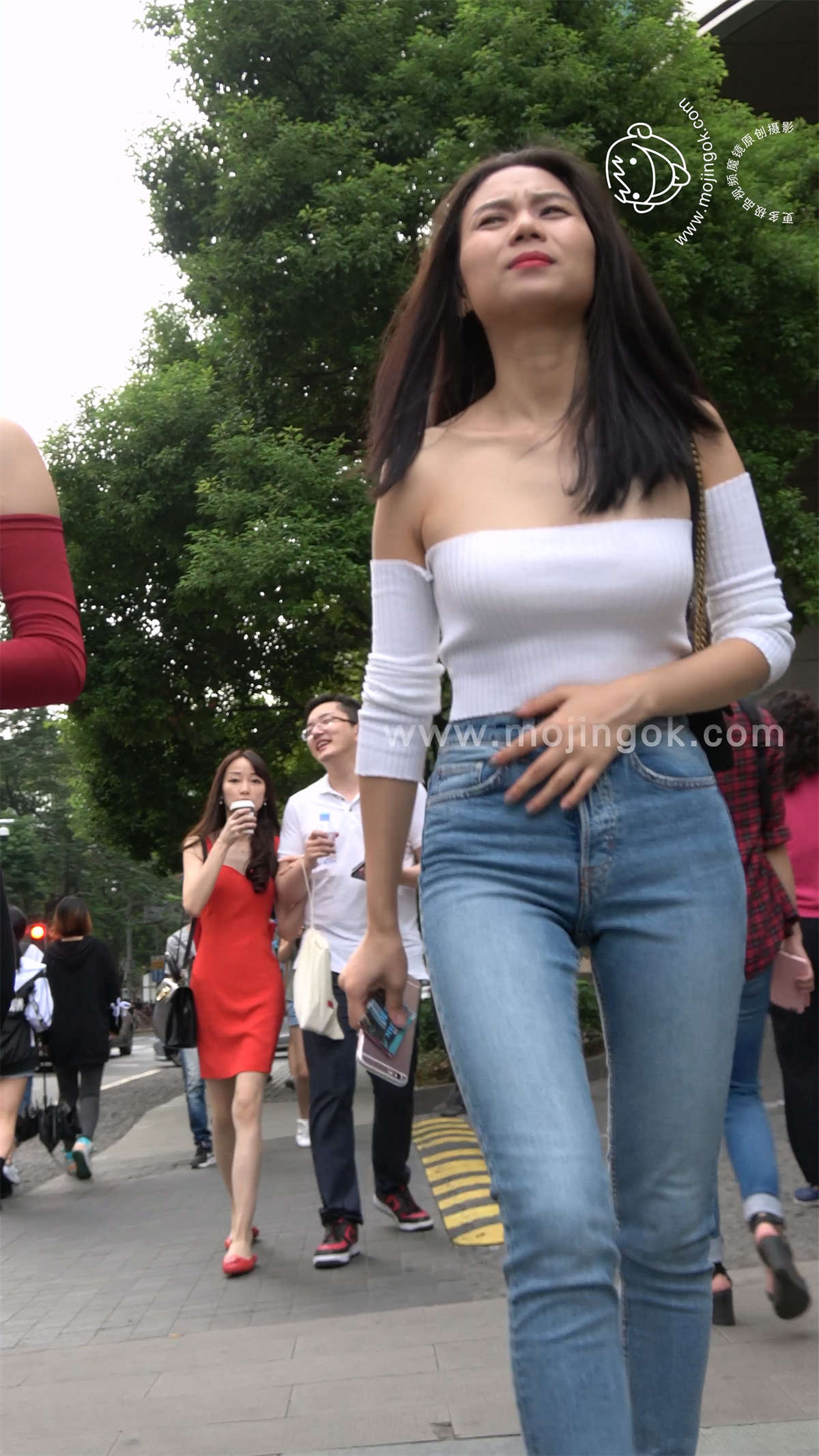 一字抹胸甜美紧身蓝牛美女-日更街拍