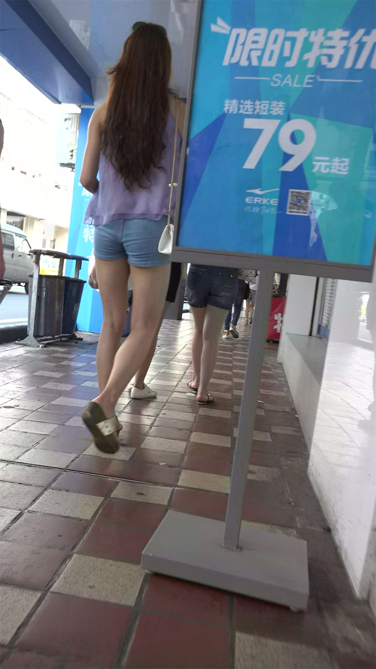 图片[2]-苗条长腿牛仔热裤漂亮街拍美女-日更街拍