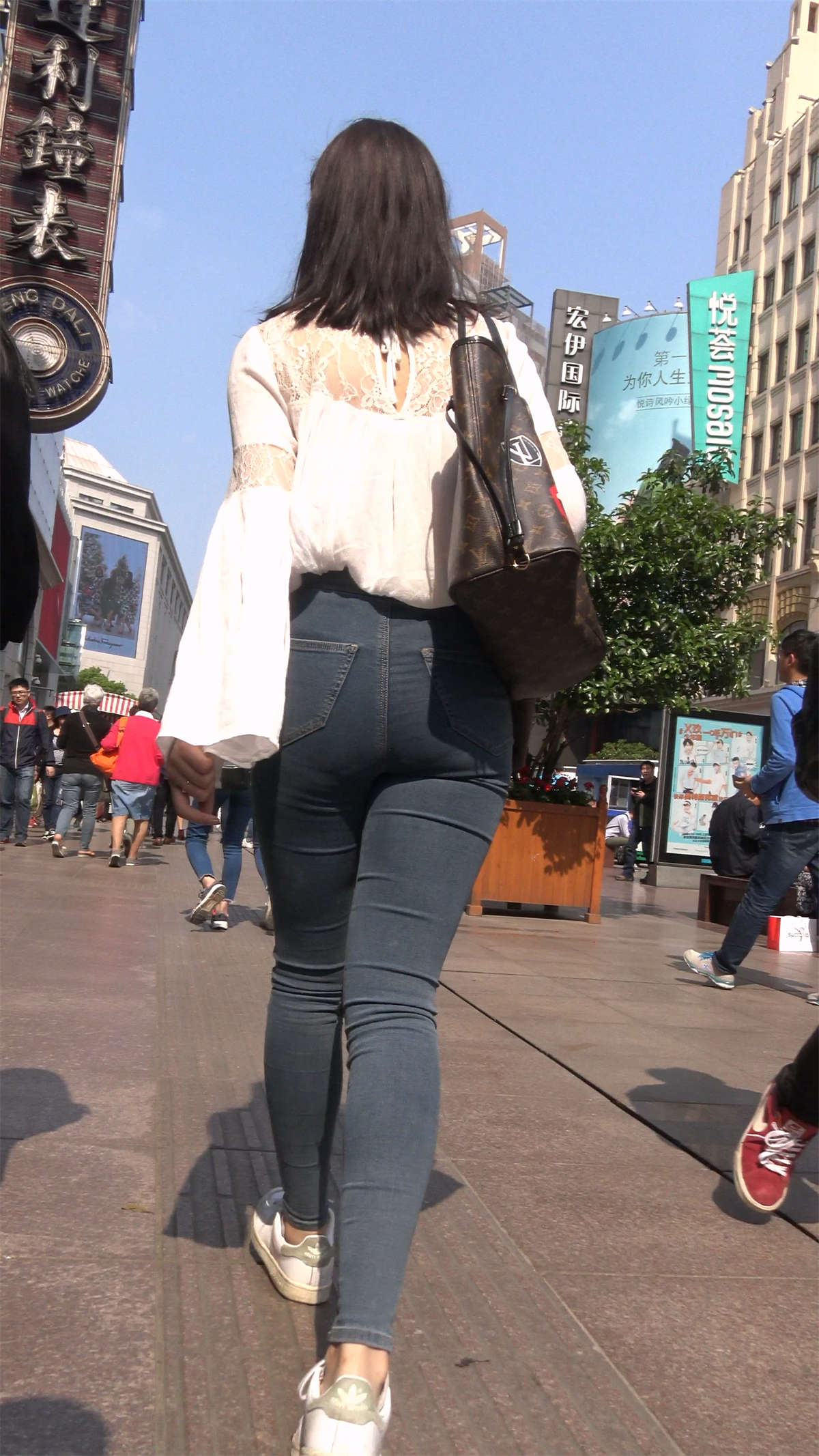 超紧蓝牛丰腴美臀白衬衫美女-日更街拍