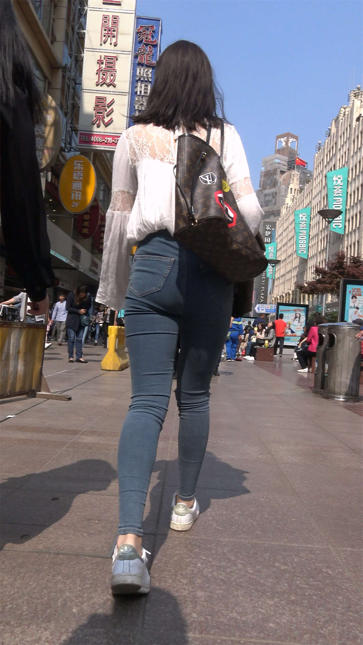 图片[2]-超紧蓝牛丰腴美臀白衬衫美女-日更街拍