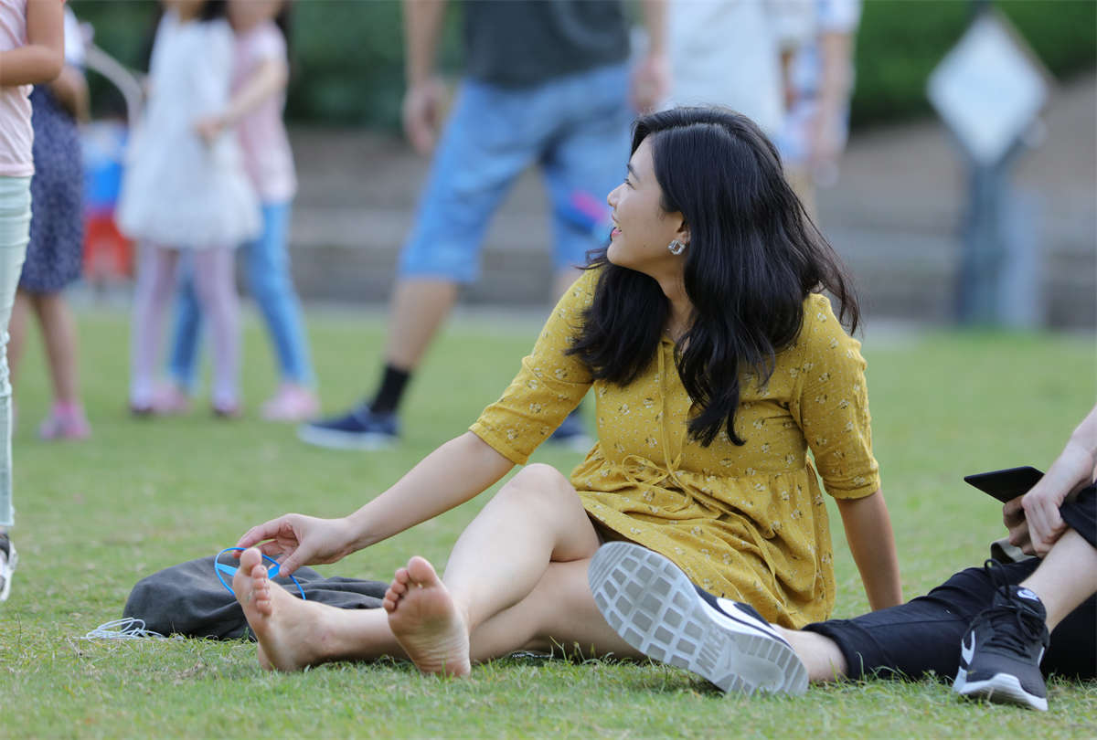 图片[2]-踏青公园街拍系列No.1731 长发女生在老外男友的建议下，彻底躺平放飞自我-日更街拍