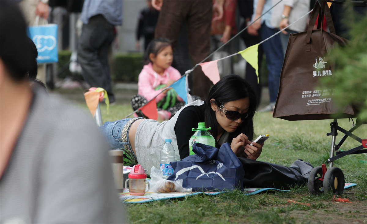 图片[2]-踏青公园街拍系列No.956 迷人少妇，脚心高耸颇具风韵-日更街拍