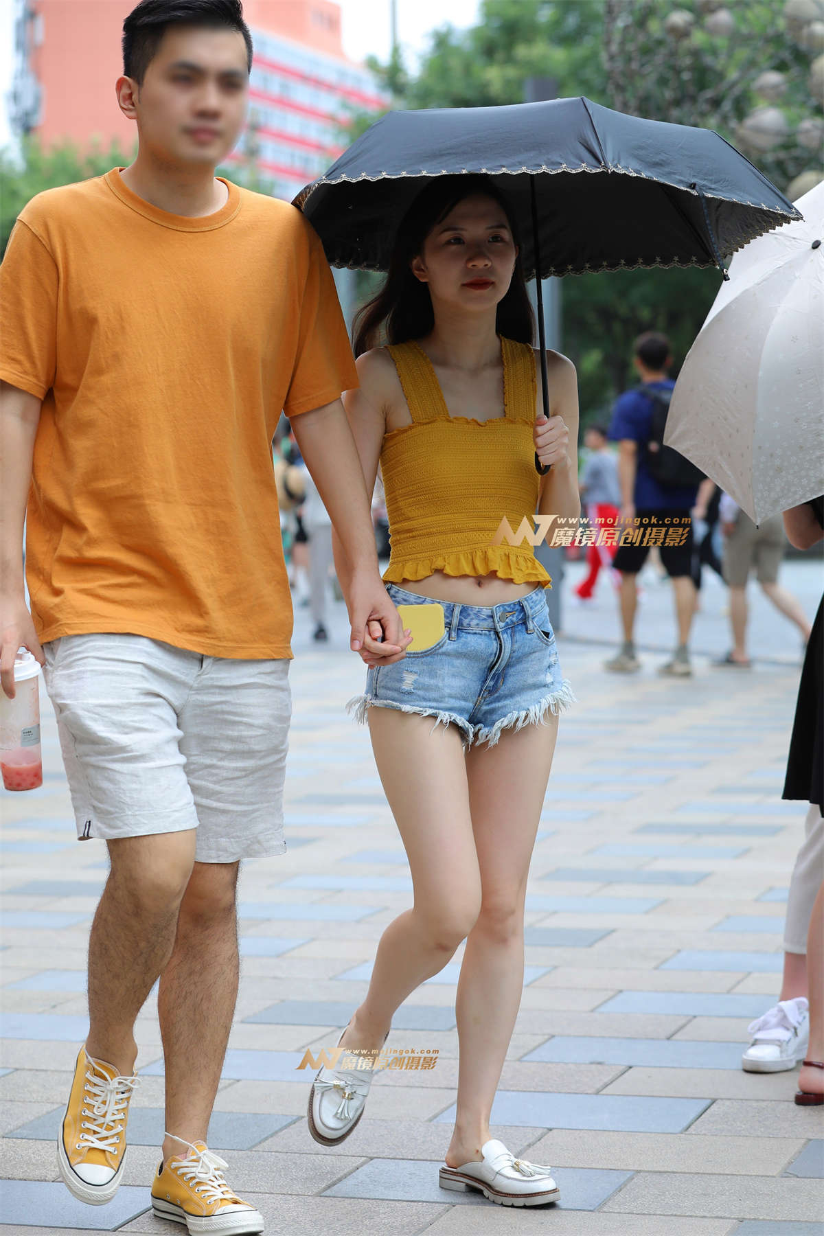 【视觉冲击赛贴】怕晒的热裤白皙女友-日更街拍