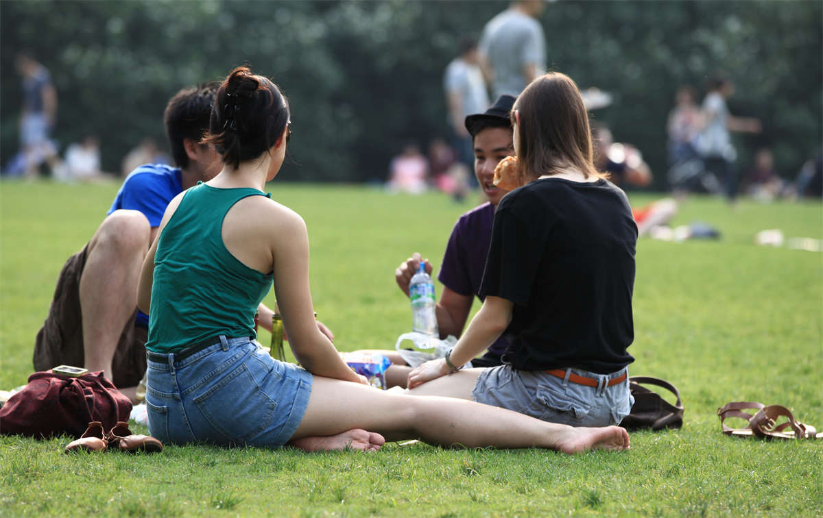 图片[2]-踏青公园街拍系列No.1220 热辣女孩脸颊微红的样子特别性感-日更街拍