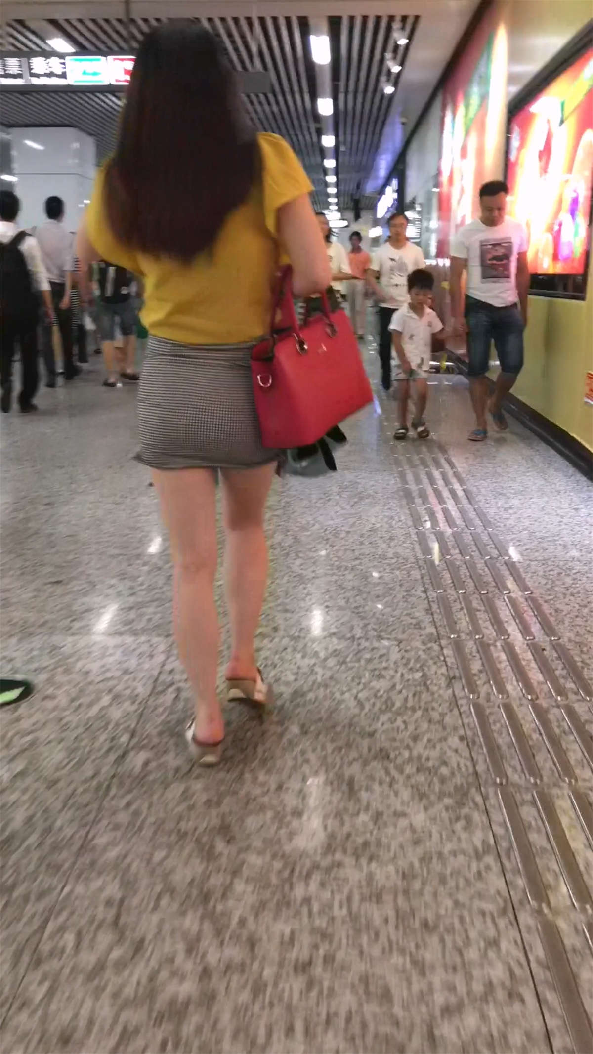 图片[2]-地铁跟拍格子紧绷包臀短裙美眉-日更街拍