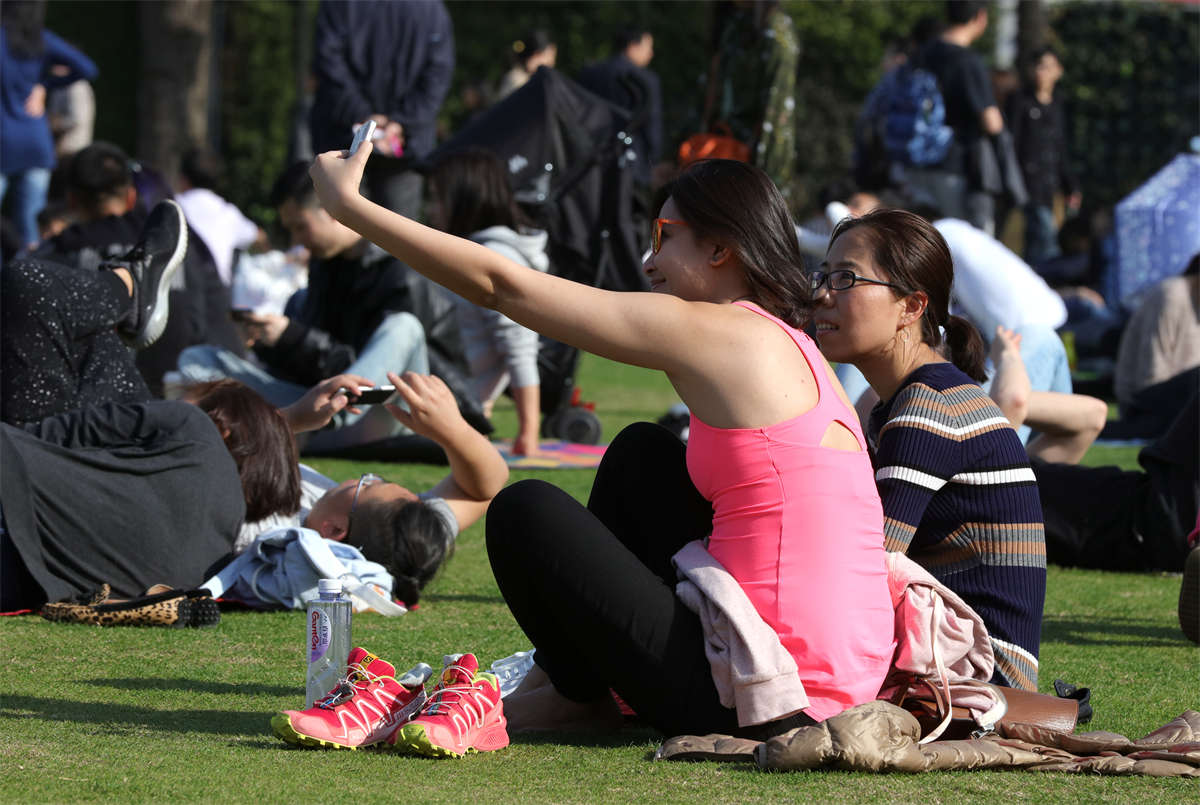 图片[2]-踏青公园街拍系列No.800 热力四射的靓妹以特别的方式给你看足底-日更街拍