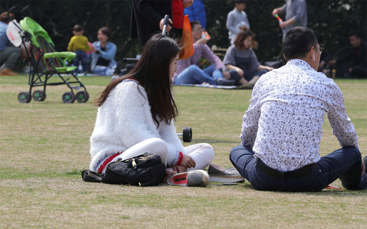 图片[2]-踏青公园街拍系列No.1732 长发披肩的迷人少妇准备穿鞋时防守出现漏洞-日更街拍