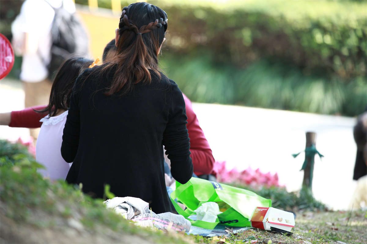 图片[2]-踏青公园街拍系列No.957 长发美少妇的肉丝诱惑-日更街拍