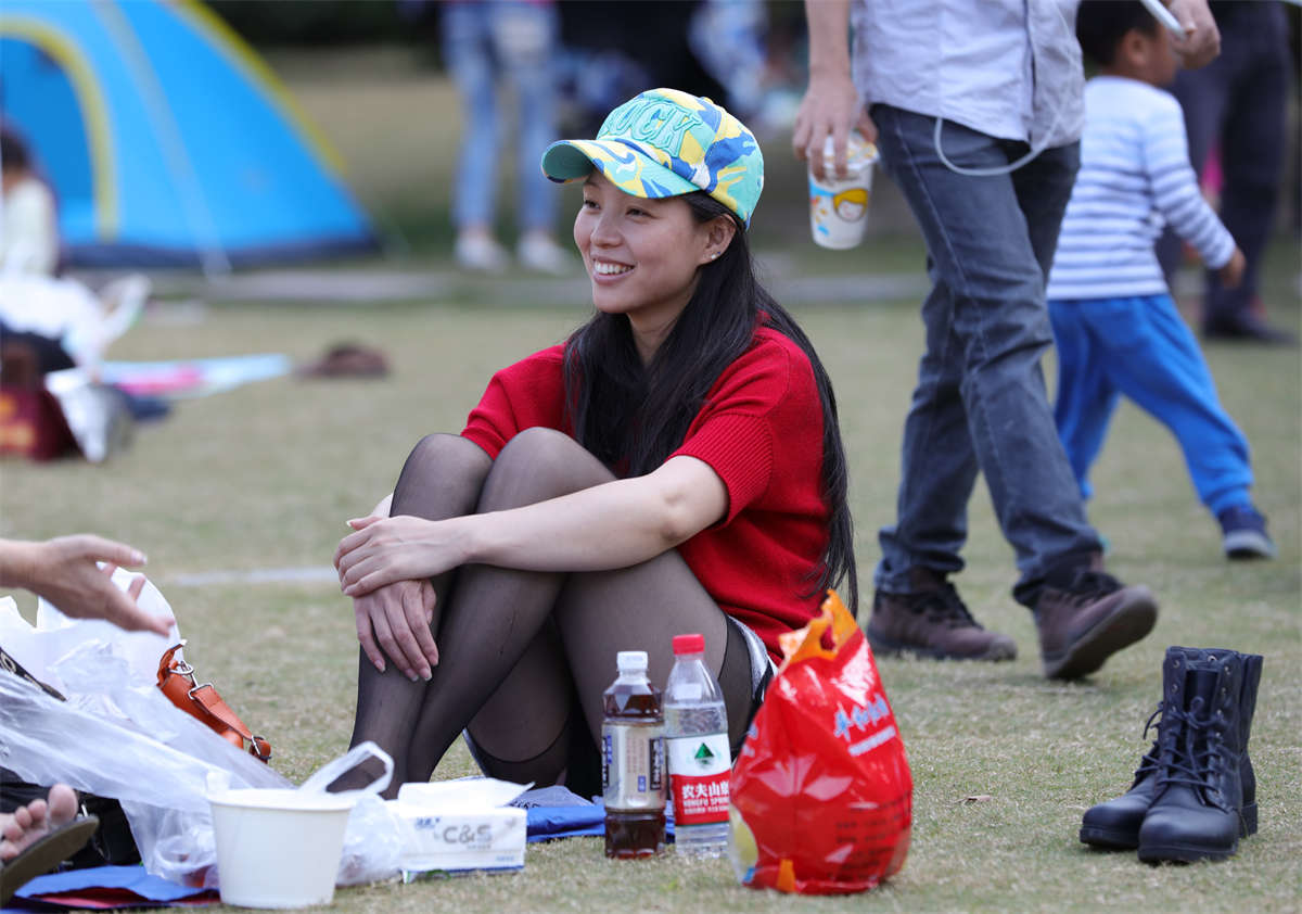 踏青公园街拍系列No.1221 甜美型红衣少妇的一袭黑丝让性感指数飙升 第1套-日更街拍