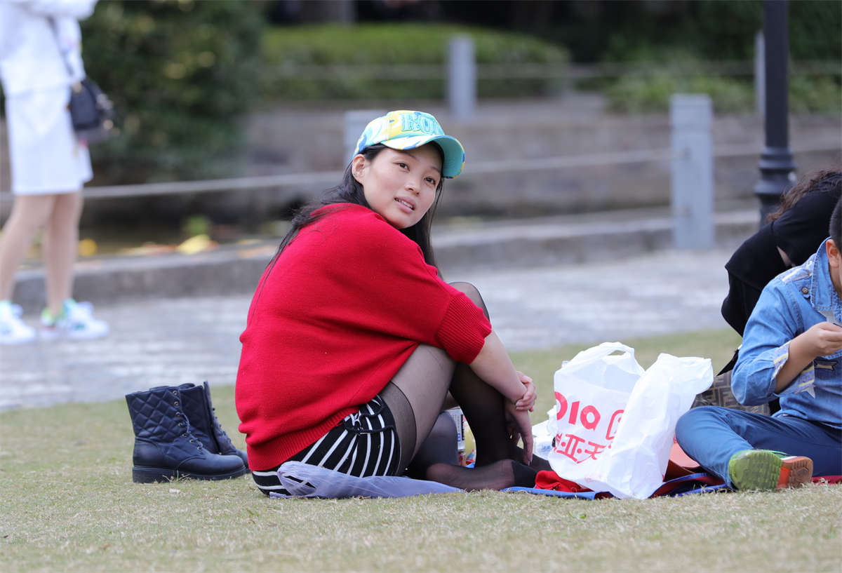 图片[2]-踏青公园街拍系列No.1221 甜美型红衣少妇的一袭黑丝让性感指数飙升 第1套-日更街拍