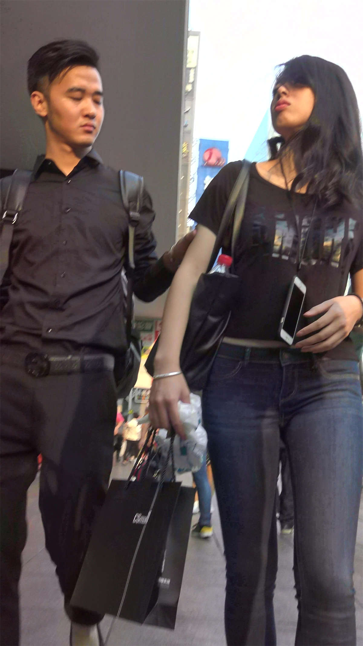 性感紧身牛仔裤美女姐姐1-日更街拍