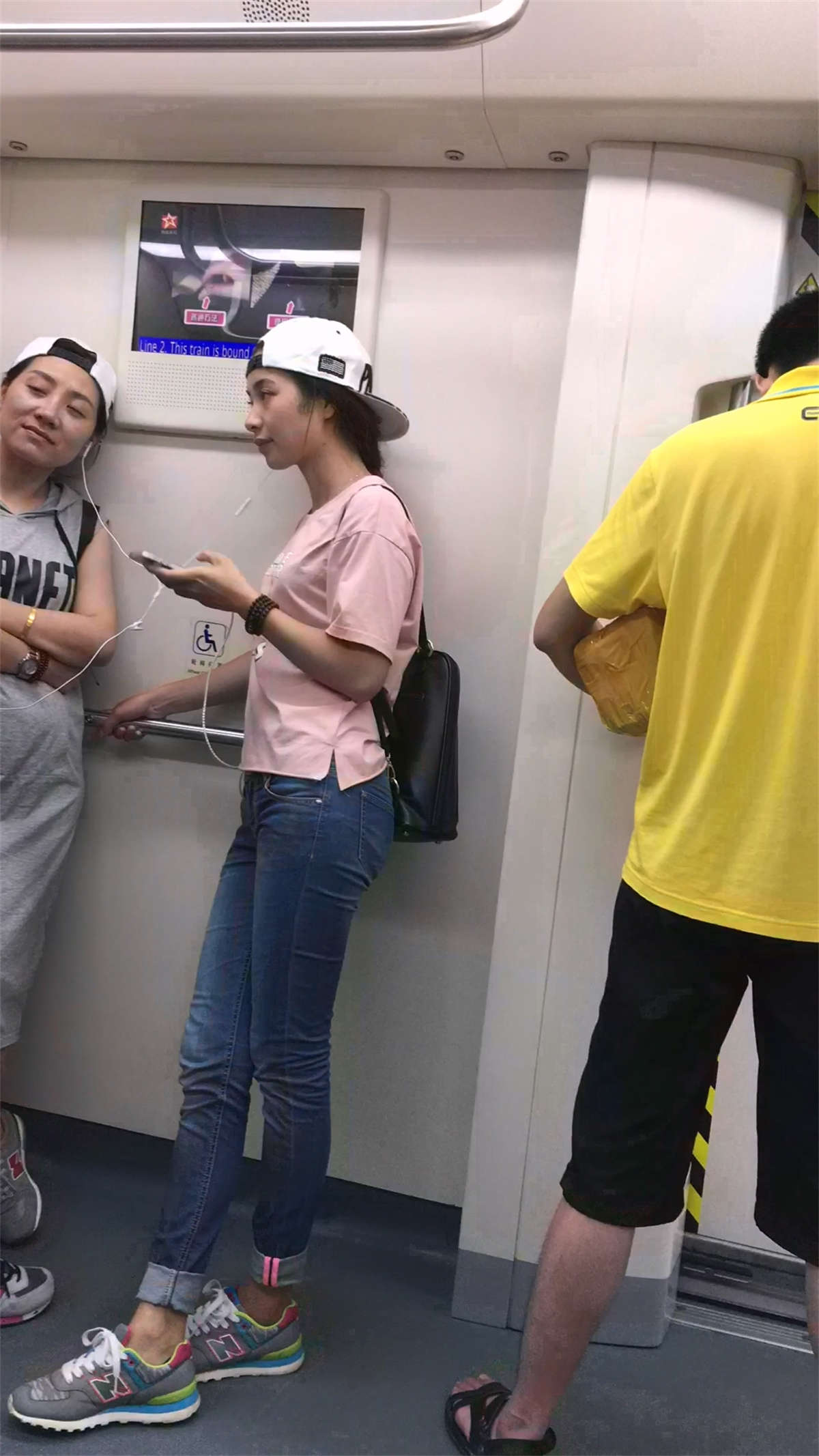 地铁拍摄蓝色紧身牛仔裤小妹-日更街拍