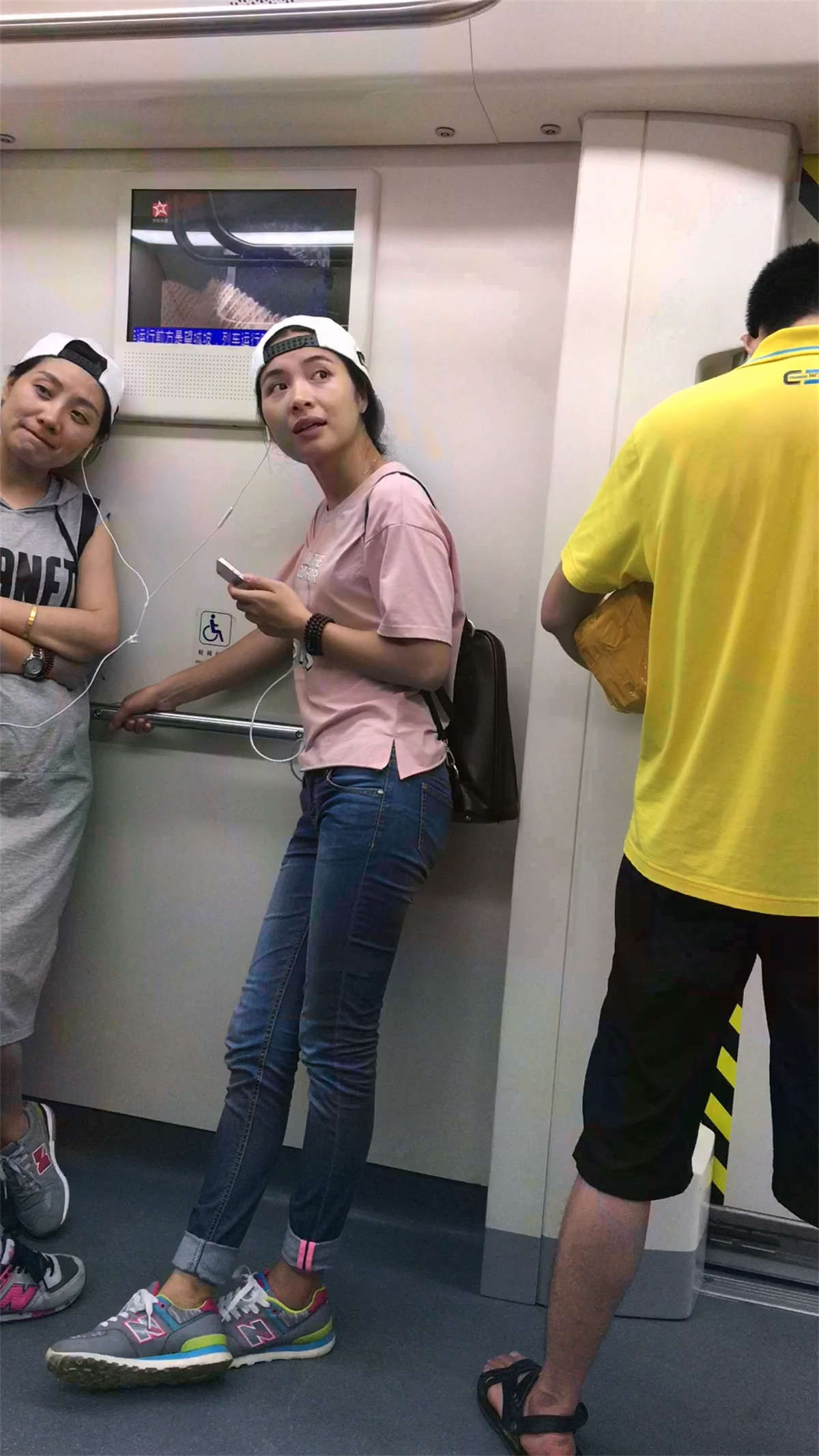 图片[2]-地铁拍摄蓝色紧身牛仔裤小妹-日更街拍