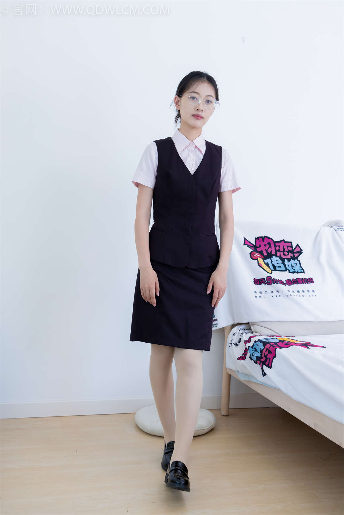 物恋传媒 NO.2220 小优-摇晃的红酒杯-日更街拍