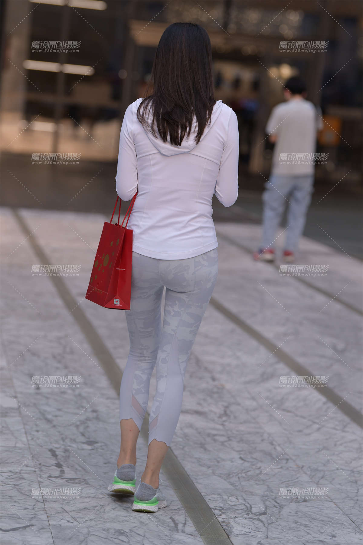 图片[2]-简约白的紧身裤-日更街拍