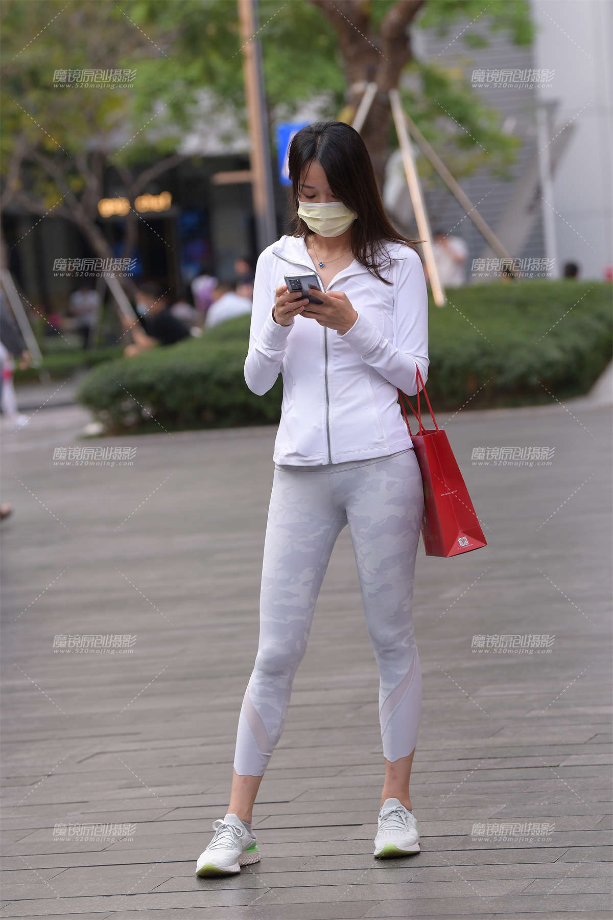 简约白的紧身裤-日更街拍