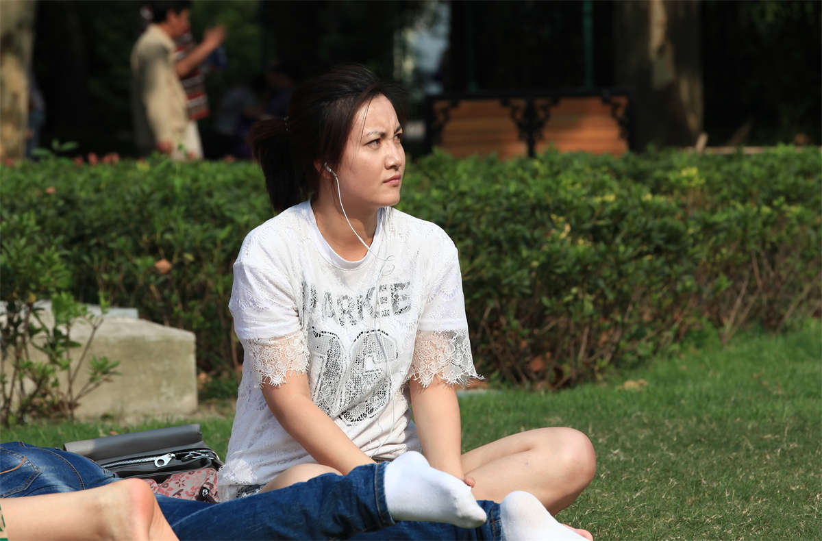 图片[2]-踏青公园街拍系列No.1029 极品女子之两年三次遇到她 第2套-日更街拍